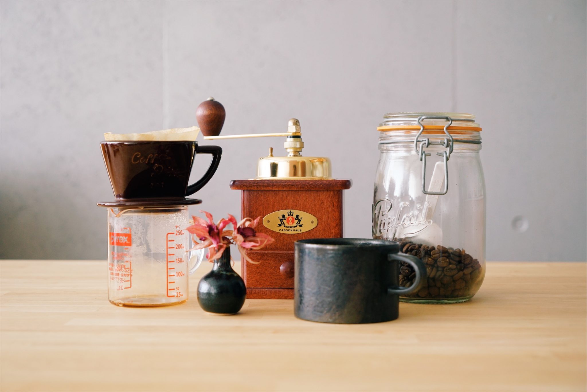 コーヒードリッパーと、ミルと、コーヒーカップと、コーヒー豆